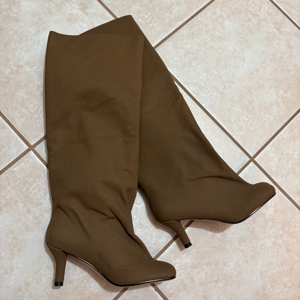 NWT Boots